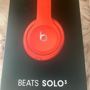 Beats by Dre Solo3 Wireless Headphones in Red